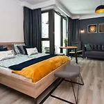 Grey Horse Apartment Premium